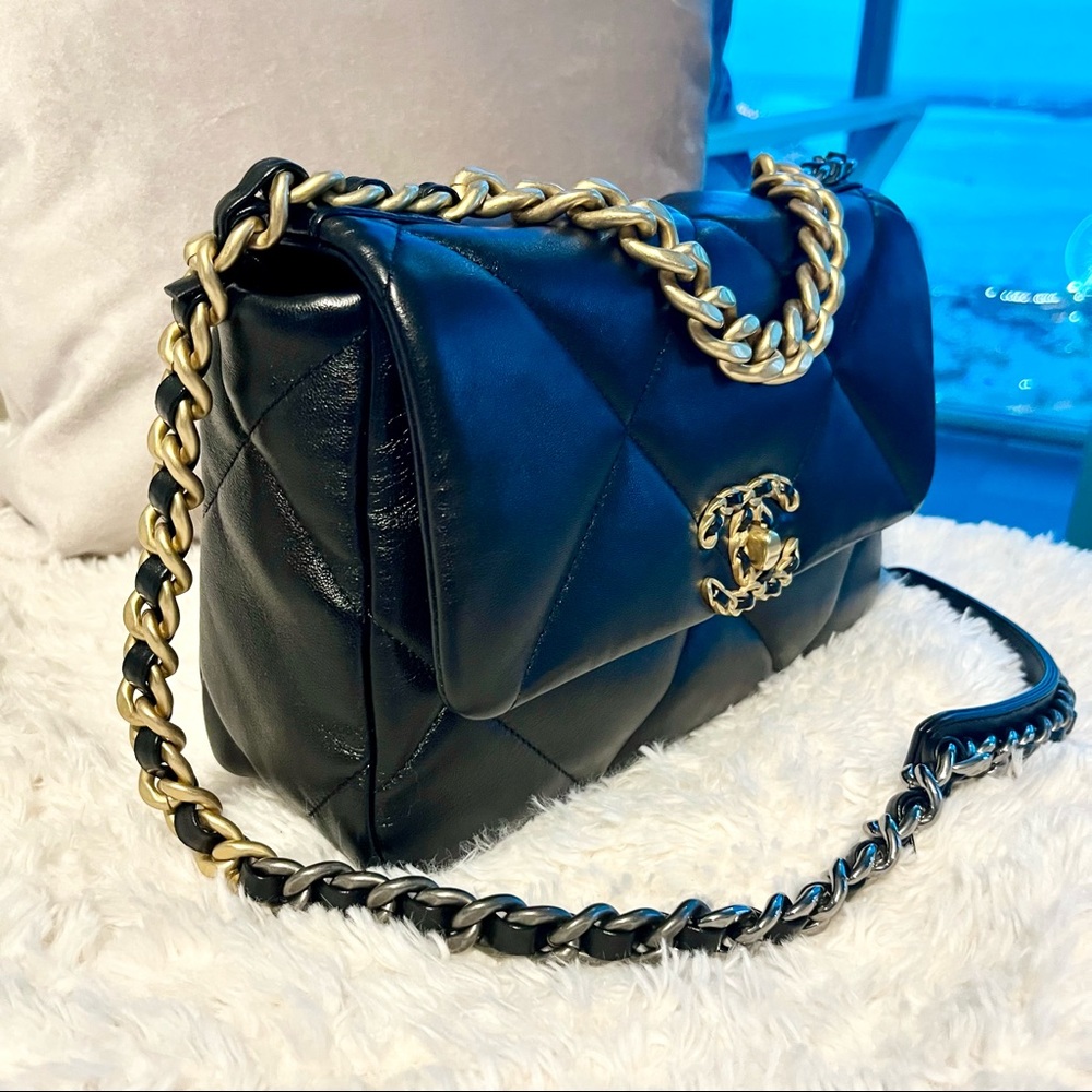 CHANEL 19 Lambskin Quilted Flap Bag in Black Micro Chip - Picture 8 of 16